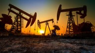 Sector de petróleo y gas registra caídas en varios frentes, pero los taladros siguen perforando pozos. Esto está sucediendo