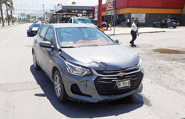Auxilian a mujer y menores tras choque