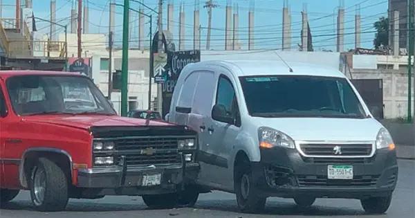 Choque de camionetas deja sólo daños