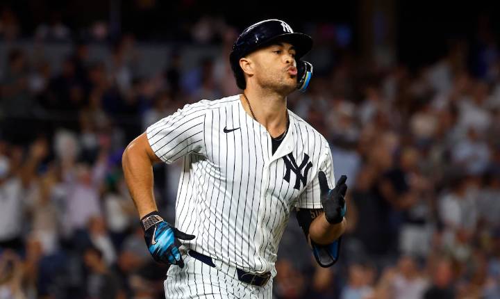 Giancarlo Stanton dispara un jonrón de 451 pies y remolca las cinco carreras de los Yankees