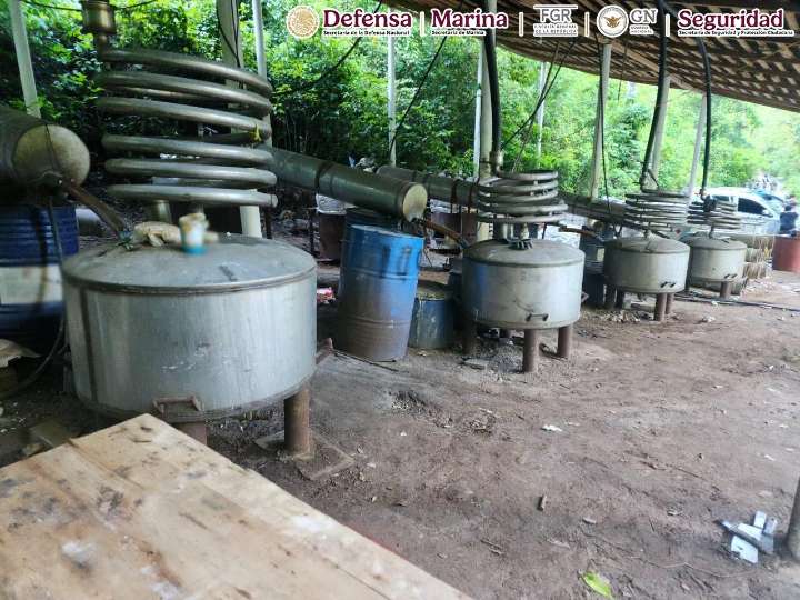Aseguran en Chiapas y Guerrero 2.5 toneladas de metanfetamina, un laboratorio clandestino y una bodega de almacenamiento