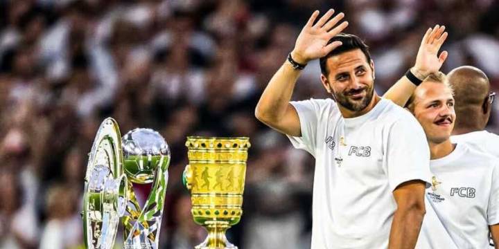 Claudio Pizarro representó a Bayern Múnich en la final de la Supercopa de Alemania: apareció como leyenda cargando la Bundesliga
