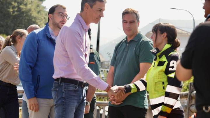 EN IMÁGENES: Pedro Sánchez visita las zonas afectadas por el fuego en Degaña