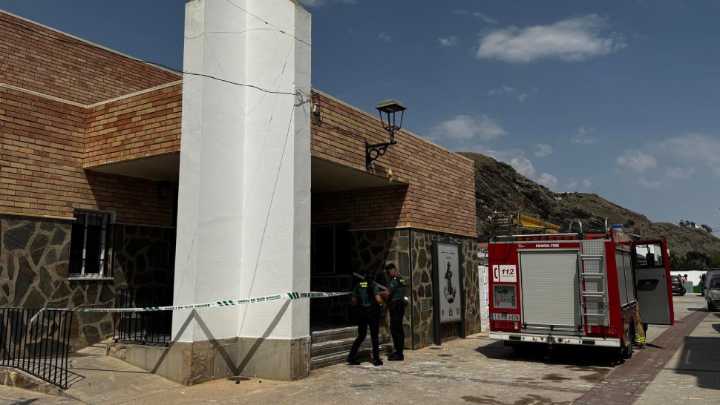 El subdelegado se solidariza con Albuñol por el incendio en la iglesia y rechaza los "discursos de odio"