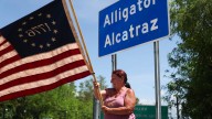 Florida actualiza acuerdo sobre manejo de detenidos en “Alcatraz de los caimanes”
