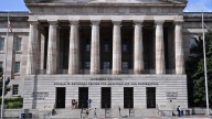 La cruzada de Trump contra los museos: amenaza con cortarles la financiación por su "ideología impropia"
