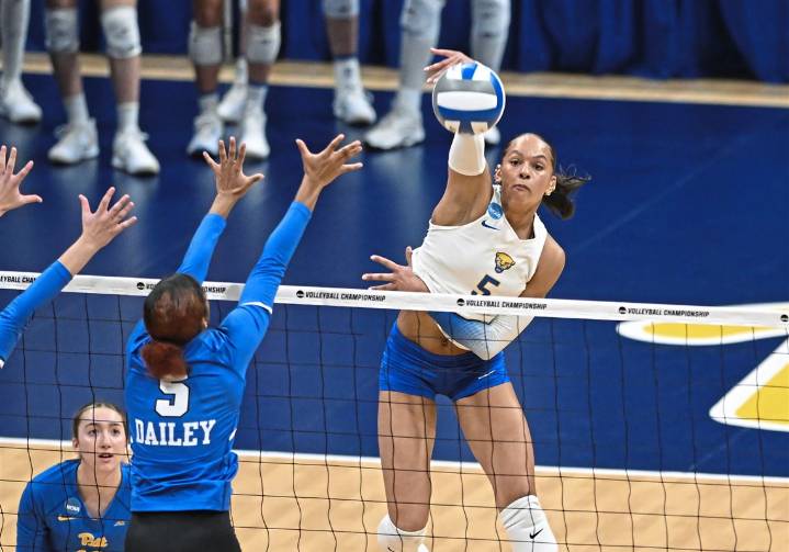 No. 3 Pitt volleyball drops season opener to No. 1 Nebraska