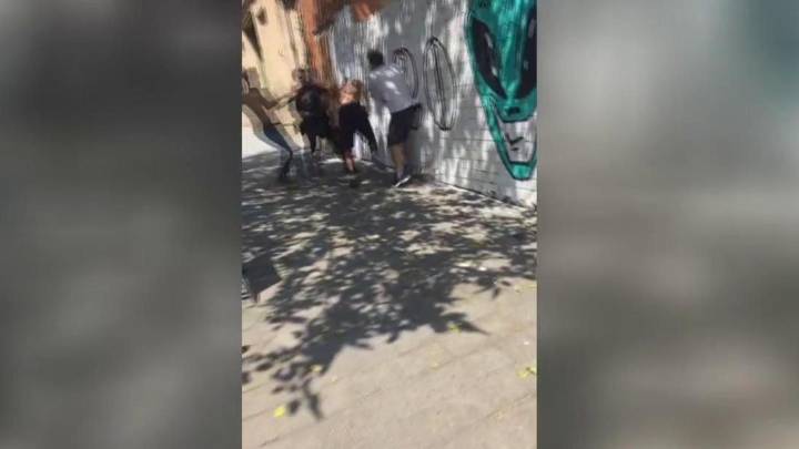 Pelea en plena calle entre okupas y vecinos en Montcada y Reixac (Barcelona)