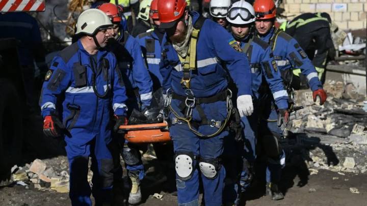 Ataque masivo ruso deja 15 muertos en Kiev y socava esfuerzos de paz