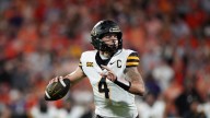 Tennessee names QB to face SU in season