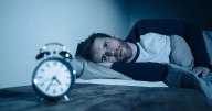 Qué significa despertarse varias veces en la madrugada, según la psicología