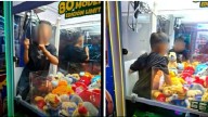 Niño queda atorado en máquina de peluches; así fue como lo sacaron