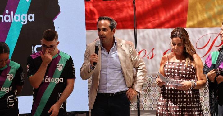 Los detalles de una camiseta que recupera el verde y morado de Málaga