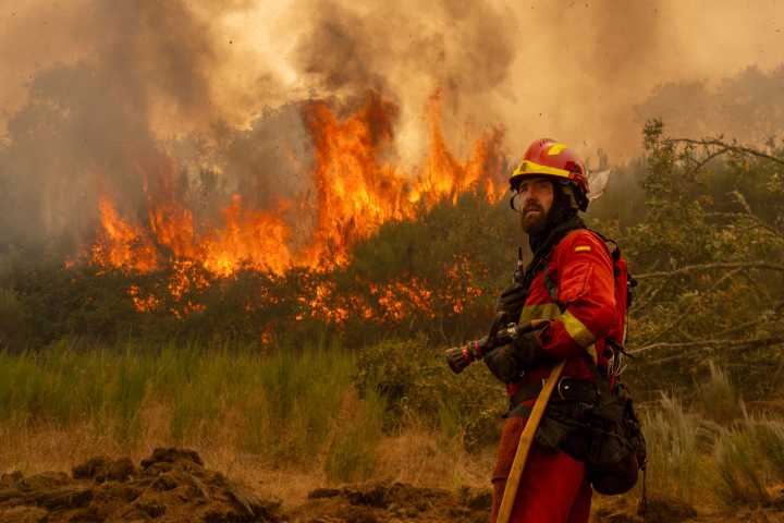 España vive una intensa ola de incendios con dos muertos y miles de desalojados