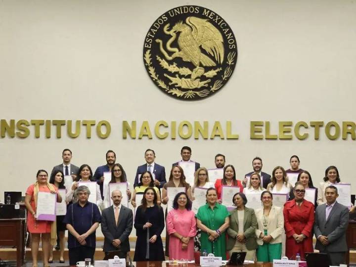 INE entrega últimas constancias a magistrados y jueces por mandato del TEPJF