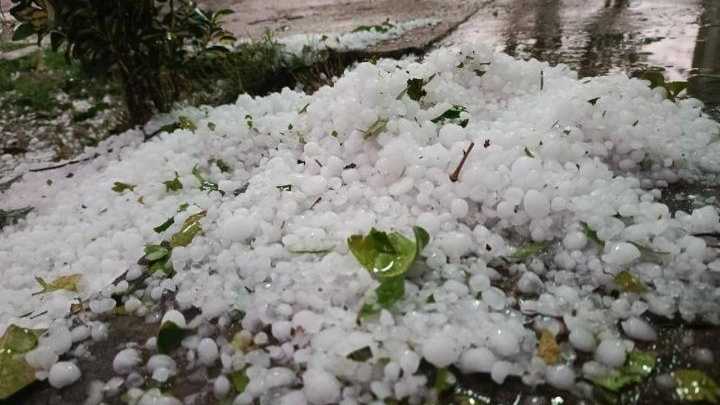 Intensa caída de granizo y lluvia en Santa Rosa