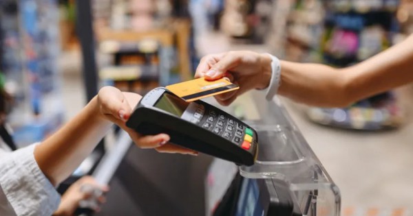 Casi la mitad de los argentinos paga alimentos con tarjeta de crédito
