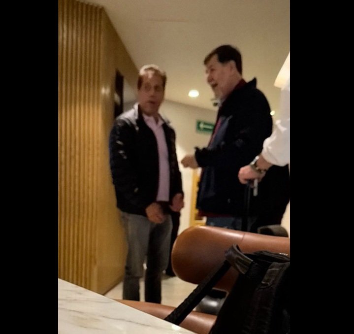 Captan a Fernández Noroña en sala VIP del AICM