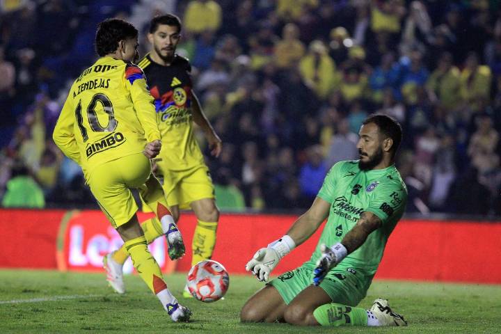 América vence al Querétaro bajo la lluvia