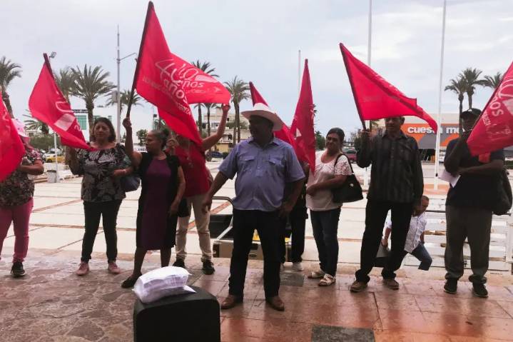 Integrantes de Antorcha Campesina se manifiestan frente al Palacio Municipal de La Paz por incumplimiento ...
