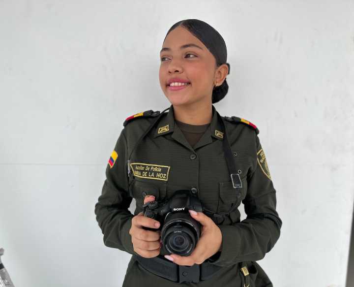 María Alejandra, la fotógrafa que retrata sueños en la Policía Nacional