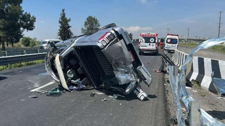 Volcadura de camioneta en la autopista Peñón