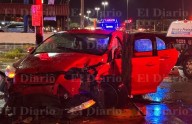 Video.- Conductora omite luz roja... y choca contra patrulla