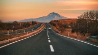 Señales de tránsito: cuál es la diferencia entre una línea blanca continua y una discontinua en la ruta
