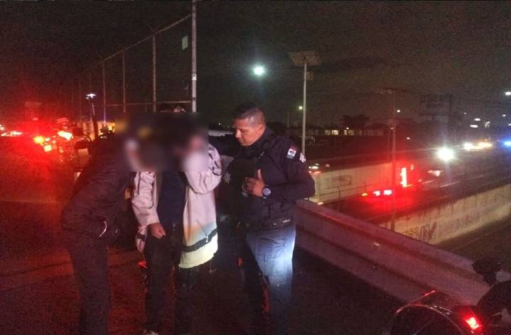 Policía de Ecatepec salva a joven con crisis de ansiedad de saltar de puente vehicular