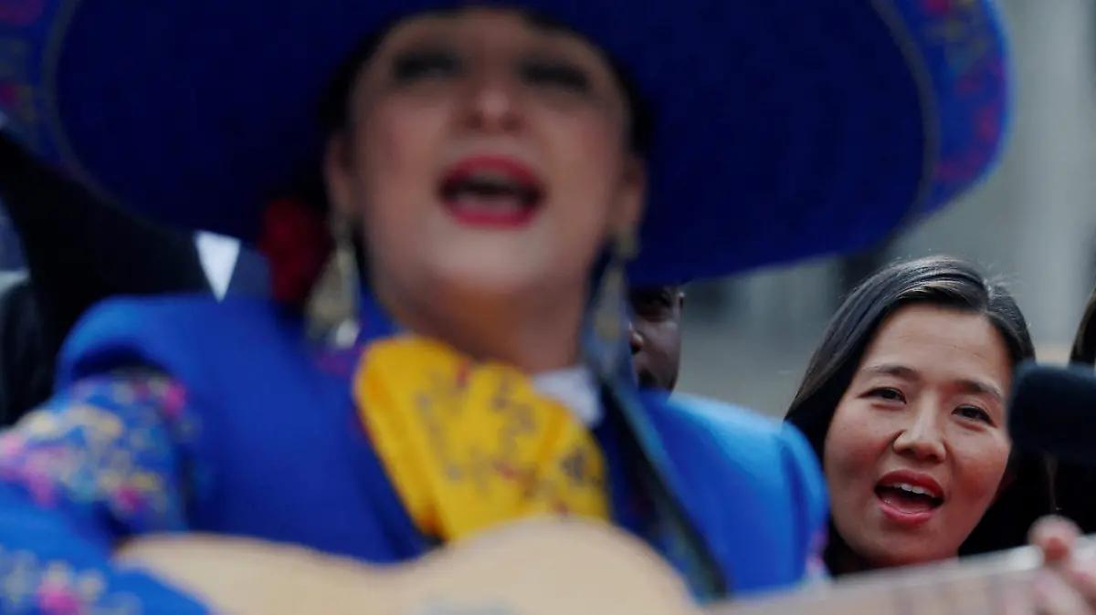 Alcaldesa de Boston defiende con mariachis a migrantes, ante amenazas de la fiscal general de EU