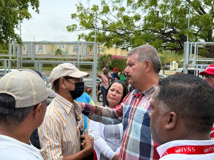 Gobernador Caldera activa Plan Cayapa de la Salud en la Farmacia Alto Costo del Zulia