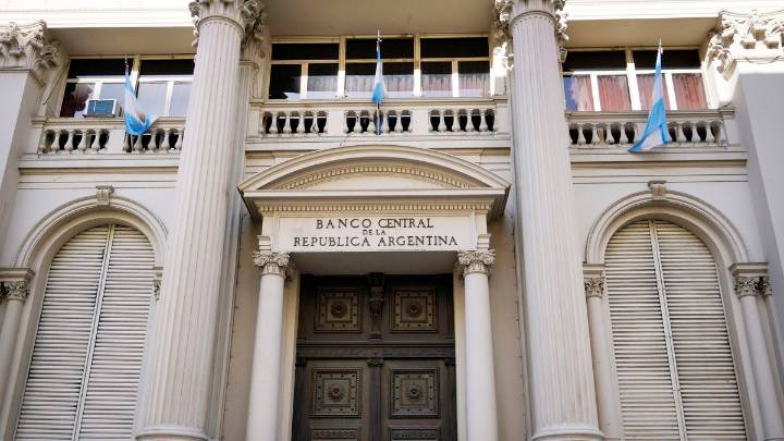 El Banco Central volvió a subir encajes para quitar presión al dólar