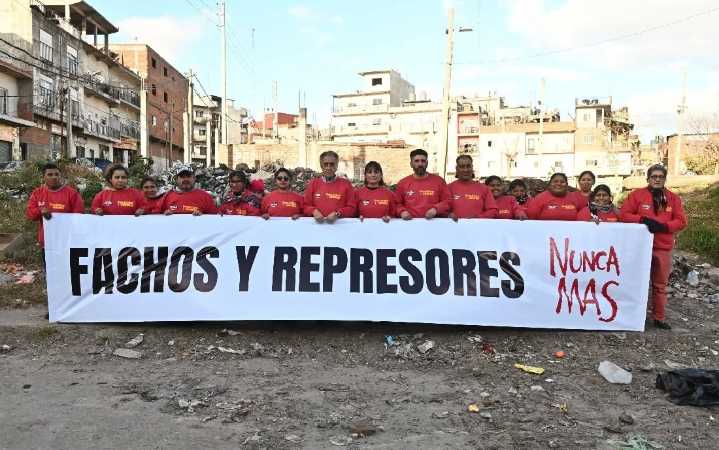 Los candidatos del FIT-U replicaron la foto de campaña libertaria con una consigna diferente: “Fachos y Represores Nunca Más”