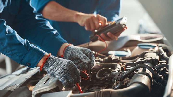 El concesionario le pide 6.000 euros para arreglar su coche y su mecánico de toda la vida le muestra el engaño