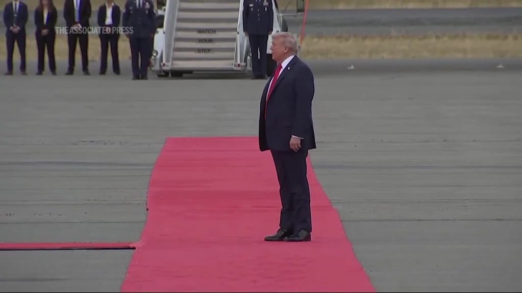 Aplauso cerrado, largo apretón de manos y venia militar: así recibió Trump a Putin en Alaska