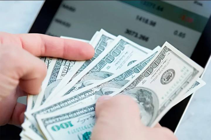 Billeteras virtuales: cómo comprar dólares y generar intereses desde el celular