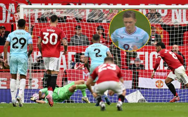 Oliver Sonne tuvo minutos en la caída del Burnley ante el Manchester United