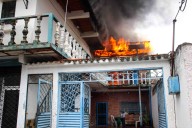 Voraz incendio consumió vivienda multifamiliar en Maracay