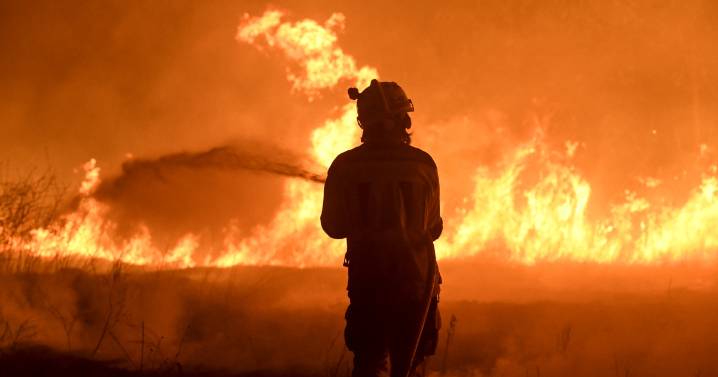 España sigue cercada por el fuego: tres muertos, miles de evacuados y más de 98.000 hectáreas calcinadas