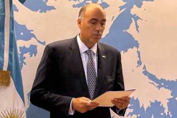 Polémica en Cádiz: embajador argentino, Bunge Saravia cierra homenaje a San Martín con un "¡Viva el Rey!"