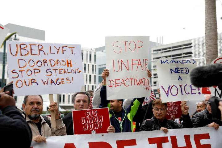 California lawmakers reach deal with Uber, Lyft that would allow drivers to unionize