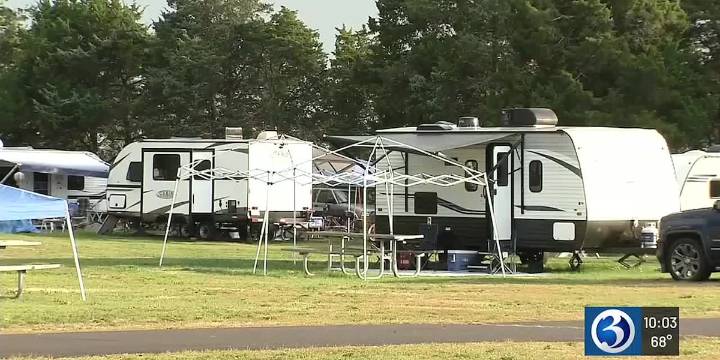 People at Hammonassett State Park taking advantage of Labor Day weekend