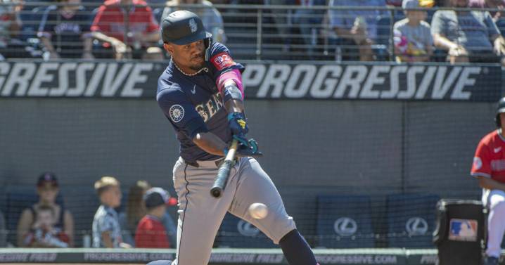 Julio Rodríguez drives in 2 with infield single, Mariners throw 2