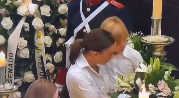 Así fue la llegada de María Claudia Tarazona y su pequeño Alejandro hijo de Miguel Uribe al Capitolio