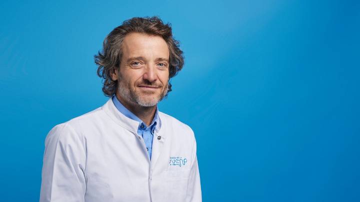 Los móviles están robando el sueño y la felicidad a tus hijos (y este médico tiene la solución)