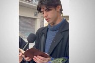 Video: Joven va al trabajo de su novia y la sorprende con una flor y un poema