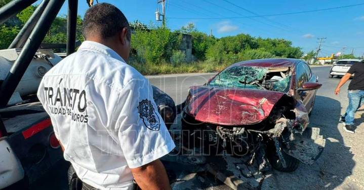 Presuntos amanecidos vuelcan y se estrellan contra un árbol en Matamoros