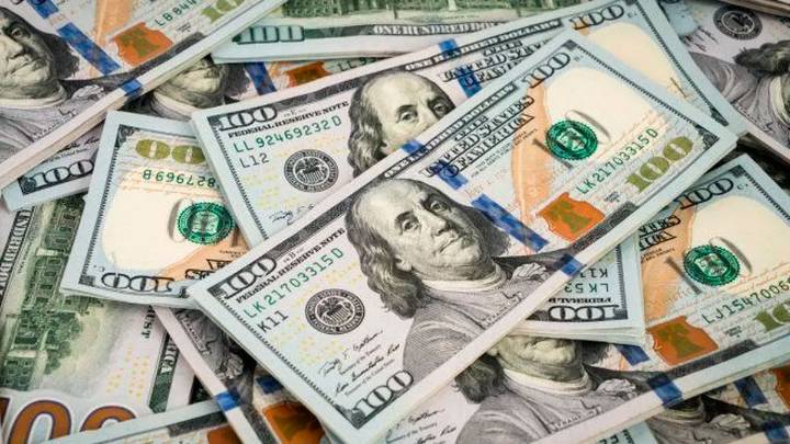 El dólar oficial cerró a $1360 y anotó la primera baja mensual durante el gobierno de Javier Milei