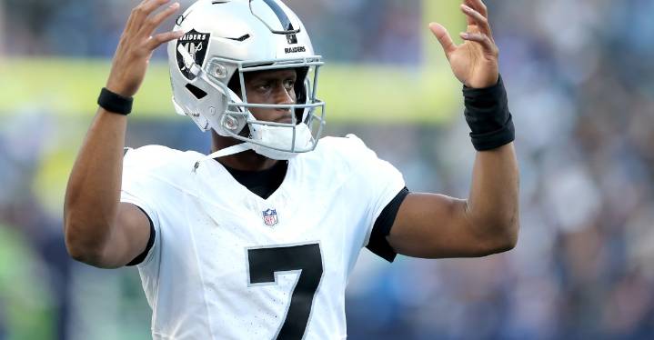 Geno Smith flips off heckling Seahawks fan