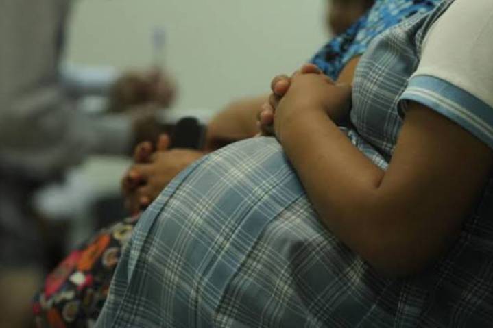 Embarazos adolescentes crecen por falta de educación sexual
